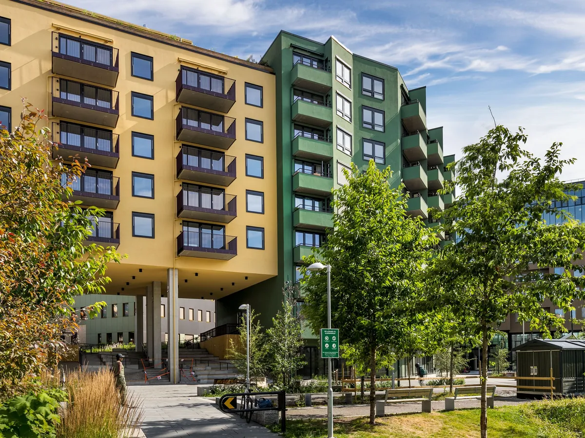 Fargerike boligblokker i et OBOS-borettslag